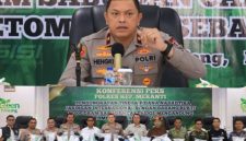 Keterangan foto : Wakapolda Riau Brigjen Pol. Dr. Hengki Haryadi, S.I.K., M.H., saat pimpin konferensi pers pengungkapan tindak pidana narkotika jaringan internasional dalam rangka Operasi Antik Lancang Kuning (LK) 2026, di Kepulauan Meranti. (Foto : ist) 