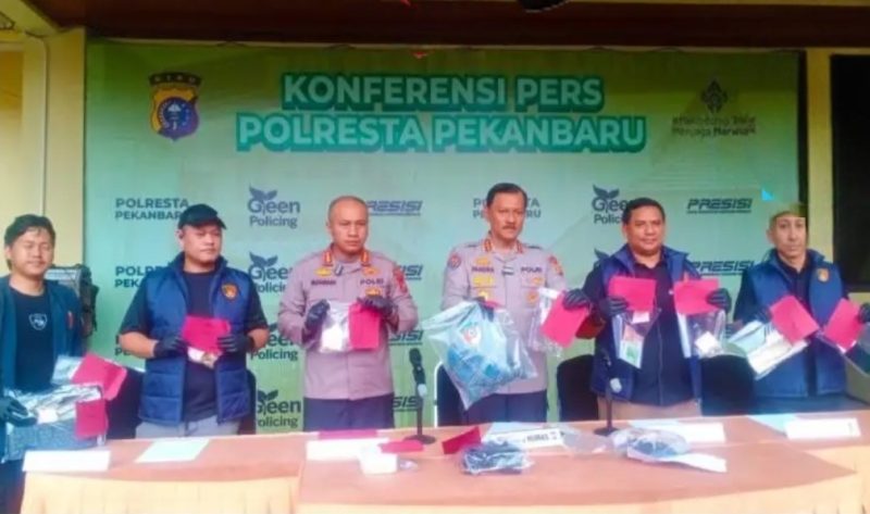 Keterangan foto : : Direktur Reserse Kriminal Umum Polda Riau, Kombes Hasyim Risahondua, saat ekspos pengungkapan kasus di Mapolresta Pekanbaru, Ahad (3/5/2026).