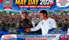 Keterangan foto : Bupati Kampar H. Ahmad Yuzar, S.Sos., MT, berjabat tangan dengan Jafri Koordinator lapangan, mewakili PC.F.SPTI Kampar. sebagai simbol kolaborasi kuat antara pekerja dan pemerintah.