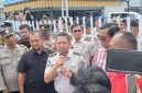 Keterangan foto : Lukman Perwakilan Lapas KLS II Pekanbaru, saat menerima aktifis yang meminta Jekson supaya di kembalikan ke Pekanbaru