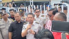 Keterangan foto : Lukman Perwakilan Lapas KLS II Pekanbaru, saat menerima aktifis yang meminta Jekson supaya di kembalikan ke Pekanbaru