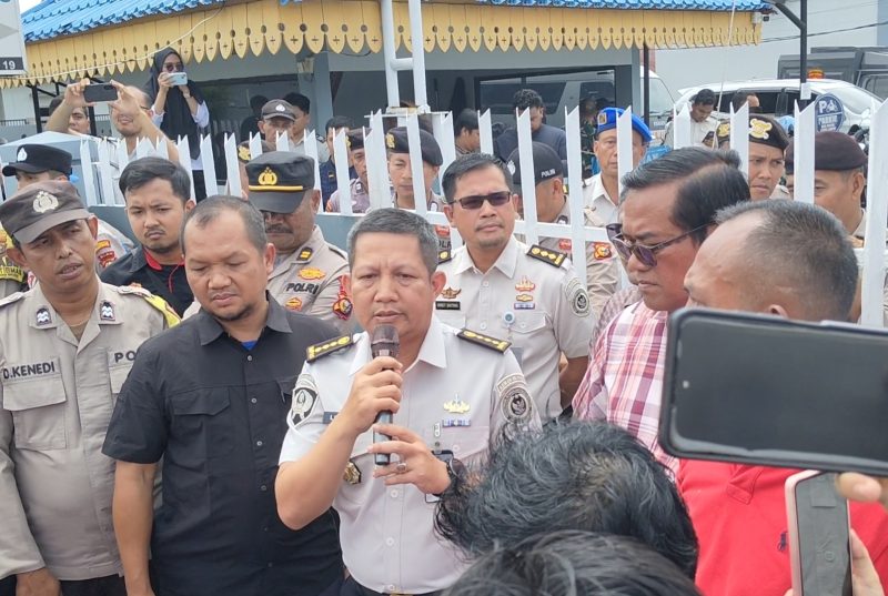 Keterangan foto : KTU Lapas Pekanbaru Lukman, mewakili Kalapas KLS II Pekanbaru, saat menerima aktifis yang meminta Jekson supaya di kembalikan ke Pekanbaru