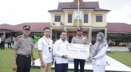 Keterangan foto : Penyerahan santunan kepada keluarga Ipda (Anumerta) Apendra, S.Pd.I.