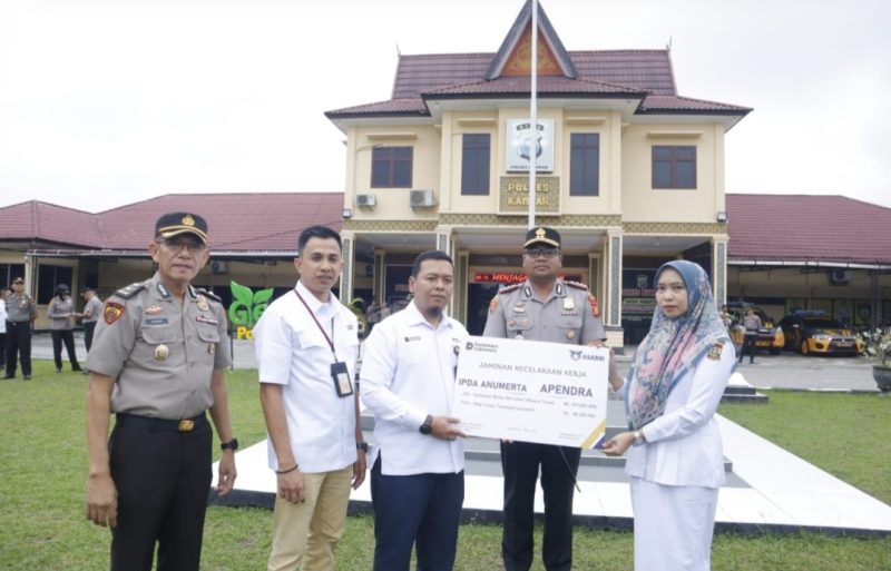 Keterangan foto : Penyerahan santunan kepada keluarga Ipda (Anumerta) Apendra, S.Pd.I.