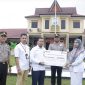 Keterangan foto : Penyerahan santunan kepada keluarga Ipda (Anumerta) Apendra, S.Pd.I.
