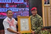 Keterangan foto : Junaedi Zhang, menerima piagam penghargaan dari Panglima Komando Pasukan Khusus (Pangkopassus) Letjen TNI Djon Afriandi, S.I.P., M.S.DA