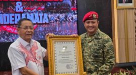 Keterangan foto : Junaedi Zhang, menerima piagam penghargaan dari Panglima Komando Pasukan Khusus (Pangkopassus) Letjen TNI Djon Afriandi, S.I.P., M.S.DA