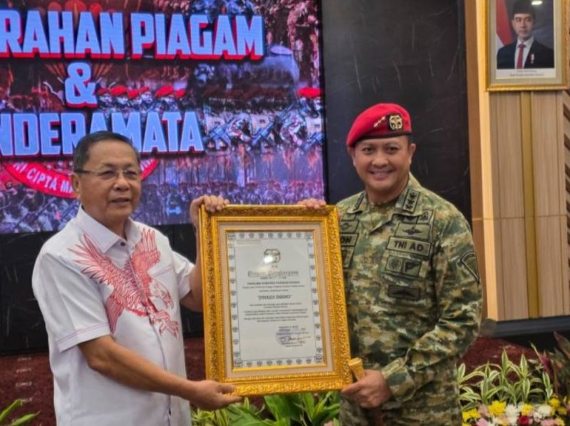 Keterangan foto : Junaedi Zhang, menerima piagam penghargaan dari Panglima Komando Pasukan Khusus (Pangkopassus) Letjen TNI Djon Afriandi, S.I.P., M.S.DA