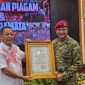 Keterangan foto : Junaedi Zhang, menerima piagam penghargaan dari Panglima Komando Pasukan Khusus (Pangkopassus) Letjen TNI Djon Afriandi, S.I.P., M.S.DA
