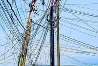 Keterangan foto: Pemasangan kabel fiber optik semrawut oleh beberapa provider di Kota Pekanbaru.