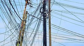 Keterangan foto: Pemasangan kabel fiber optik semrawut oleh beberapa provider di Kota Pekanbaru.
