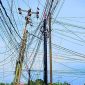 Keterangan foto: Pemasangan kabel fiber optik semrawut oleh beberapa provider di Kota Pekanbaru.