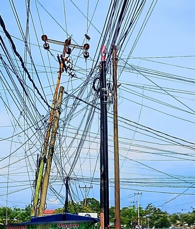 Keterangan foto: Pemasangan kabel fiber optik semrawut oleh beberapa provider di Kota Pekanbaru.