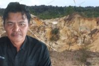 Keterangan foto :  Berti Sitanggang, Pelaksana Tugas (Plt) Ketua Umum Pemuda Tri Karya (PETIR). background kondisi galian C. 