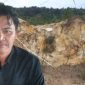 Keterangan foto :  Berti Sitanggang, Pelaksana Tugas (Plt) Ketua Umum Pemuda Tri Karya (PETIR). background kondisi galian C. 