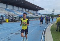 Keterangan foto : salah satu personil sedang mengikuti rangkaian tes kesamaptaan jasmani, berlari di Stadion Kaharuddin Nasution, Rumbai, Pekanbaru. (Dok. ist) 