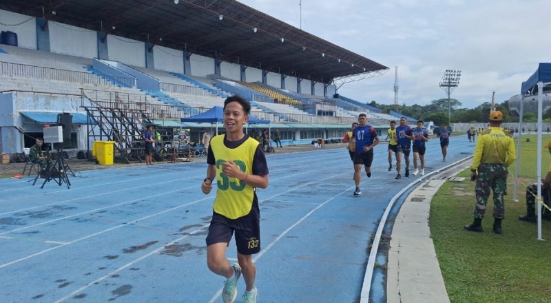 Keterangan foto : salah satu personil sedang mengikuti rangkaian tes kesamaptaan jasmani, berlari di Stadion Kaharuddin Nasution, Rumbai, Pekanbaru. (Dok. ist) 