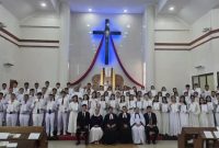Keterangan foto : Foto bersama seluruh peserta naik sidi Jemaat Gereja HKBP Rajawali Pekanbaru, Kamis 14 Mei 2026. (dok.ist)