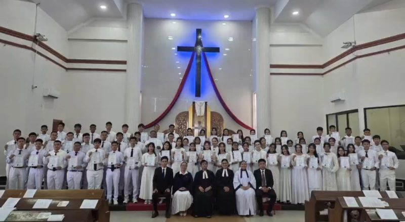 Keterangan foto : Foto bersama seluruh peserta naik sidi Jemaat Gereja HKBP Rajawali Pekanbaru, Kamis 14 Mei 2026. (dok.ist)