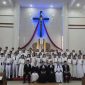 Keterangan foto : Foto bersama seluruh peserta naik sidi Jemaat Gereja HKBP Rajawali Pekanbaru, Kamis 14 Mei 2026. (dok.ist)