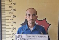Keterangan foto : Terduga pelaku yang diamankan berinisial EP alias E (38), warga Jalan Marelan VI, Lingkungan 25, Kelurahan Rengas Pulau, Kecamatan Medan Marelan.