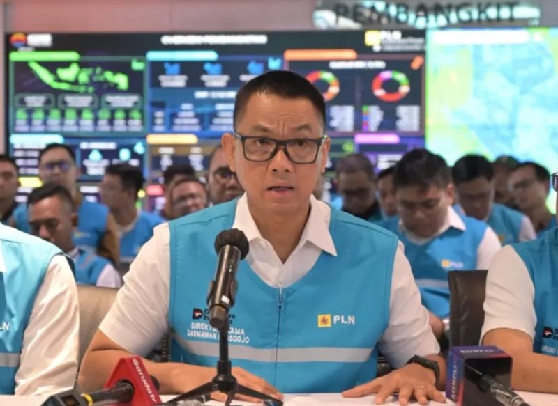 Keterangan foto: Direktur Utama PLN, Darmawan Prasodjo, saat konferensi pers di Kantor Pusat PLN, Sabtu (23/5). Ia menyampaikan fokus utama PLN pascagangguan adalah mengoperasikan kembali pembangkit yang terdampak dan menyelaraskannya dengan sistem transmisi yang telah siap.