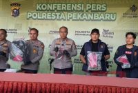 Keterangan foto : Kapolresta Pekanbaru, Kombes Pol Muharman Arta saat konferensi pers di Mapolresta Pekanbaru.
