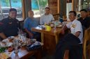 Keterangan foto : Fajar Menanti Simanjuntak, (ditengah) Ketua Harian Ikatan Batak Riau. (dok.ist) 
