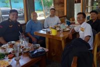 Keterangan foto : Fajar Menanti Simanjuntak, (ditengah) Ketua Harian Ikatan Batak Riau. (dok.ist)