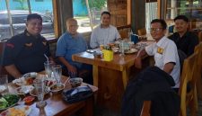 Keterangan foto : Fajar Menanti Simanjuntak, (ditengah) Ketua Harian Ikatan Batak Riau. (dok.ist) 
