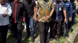 Keterangan foto :  Walikota Medan, Rico Tri Putra Bayu Waas, saat tinjau akses Ia pun langsung turun akses ke Tempat Pemakaman Umum (TPU) Kelurahan Terjun, Kecamatan Medan Marelan. 
