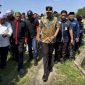 Keterangan foto :  Walikota Medan, Rico Tri Putra Bayu Waas, saat tinjau akses Ia pun langsung turun akses ke Tempat Pemakaman Umum (TPU) Kelurahan Terjun, Kecamatan Medan Marelan. 
