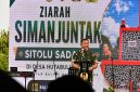 Keterangan Foto :  Keterangan foto: Kepala Staf Angkatan Darat (KASAD) Jenderal TNI Maruli Simanjuntak, M.Sc., saat berziarah di Tugu Simanjuntak Sitolu Sada Ina – Boru Sihotang, Desa Hutabulu Mejan, Balige.