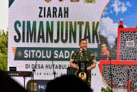 Keterangan Foto :  Keterangan foto: Kepala Staf Angkatan Darat (KASAD) Jenderal TNI Maruli Simanjuntak, M.Sc., saat berziarah di Tugu Simanjuntak Sitolu Sada Ina – Boru Sihotang, Desa Hutabulu Mejan, Balige.