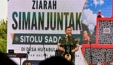 Keterangan Foto : Keterangan foto: Kepala Staf Angkatan Darat (KASAD) Jenderal TNI Maruli Simanjuntak, M.Sc., saat berziarah di Tugu Simanjuntak Sitolu Sada Ina – Boru Sihotang, Desa Hutabulu Mejan, Balige.