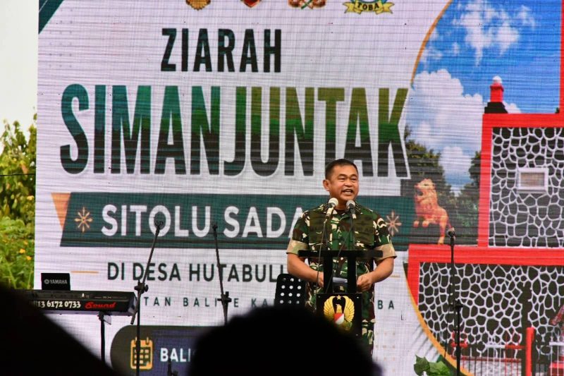 Keterangan Foto :  Keterangan foto: Kepala Staf Angkatan Darat (KASAD) Jenderal TNI Maruli Simanjuntak, M.Sc., saat berziarah di Tugu Simanjuntak Sitolu Sada Ina – Boru Sihotang, Desa Hutabulu Mejan, Balige.