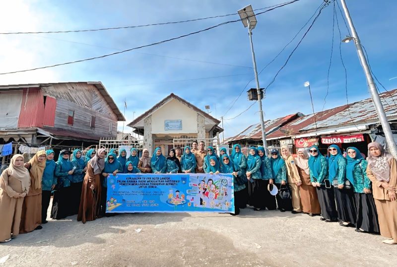 Keterangan Foto: Ketua Tim Penggerak PKK Kota Langsa, Ny. Devi Sentana, saat melakukan kunjungan kerja ke Gampong Telaga Tujoh (Pusong), Kecamatan Langsa Barat.