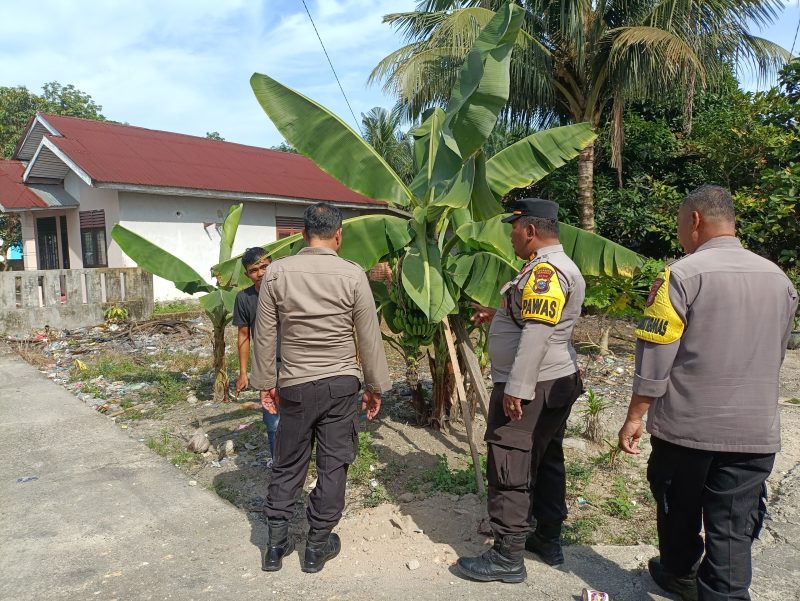 Keterangan foto : Kanit Binmas Polsek Bukit Raya, Iptu Kamra Junaedy, bersama Panit I Binmas Aiptu Herwin dan Bhabinkamtibmas Kelurahan Perhentian Marpoyan, Aipda Jhons Putera, melakukan edukasi pemanfaatan lahan pekarangan. 