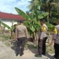 Keterangan foto : Kanit Binmas Polsek Bukit Raya, Iptu Kamra Junaedy, bersama Panit I Binmas Aiptu Herwin dan Bhabinkamtibmas Kelurahan Perhentian Marpoyan, Aipda Jhons Putera, melakukan edukasi pemanfaatan lahan pekarangan. 