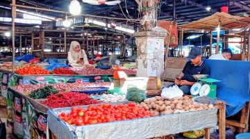 Keterangan foto: Suasana salah satu pasar di Kota Langsa saat dipantau oleh Media NagaNews.co untuk memantau harga bahan pokok dan kebutuhan penting (bapokting).
