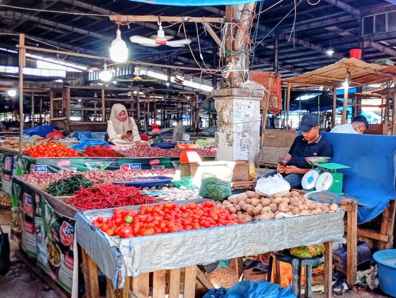 Keterangan foto: Suasana salah satu pasar di Kota Langsa saat dipantau oleh Media NagaNews.co untuk memantau harga bahan pokok dan kebutuhan penting (bapokting).
