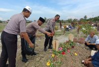 Keterangan foto: Kapolsek Medan Labuhan, AKP D. Raja Putra Napitupulu, S.I.K., M.M., bersama seluruh personel, menabur bunga di makam Aipda Maryaji.