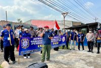 Keterangan foto: Kapolsek Medan Labuhan AKP D Raja Putra Napitupulu, S.I.K., M.M., saat memimpin pengamanan aksi unjuk rasa LSM Gudang Surat Suara Rakyat (GUSSUR).