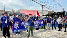 Keterangan foto: Kapolsek Medan Labuhan AKP D Raja Putra Napitupulu, S.I.K., M.M., saat memimpin pengamanan aksi unjuk rasa LSM Gudang Surat Suara Rakyat (GUSSUR).