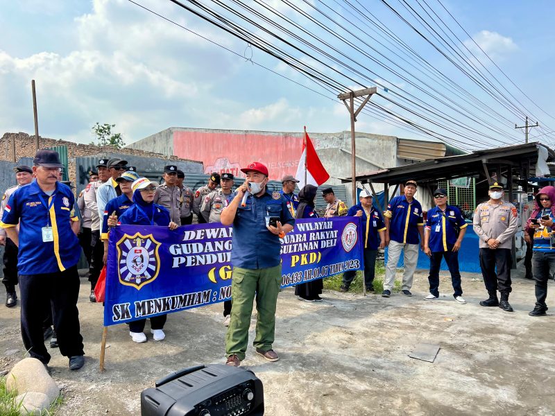 Keterangan foto: Kapolsek Medan Labuhan AKP D Raja Putra Napitupulu, S.I.K., M.M., saat memimpin pengamanan aksi unjuk rasa LSM Gudang Surat Suara Rakyat (GUSSUR).