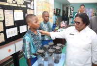 Keterangan Foto : Wakil Menteri Dalam Negeri (Wamendagri) Ribka Haluk memberikan semangat kepada putra-putri Papua di Sekolah GenIUs