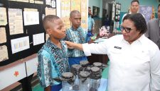 Keterangan Foto : Wakil Menteri Dalam Negeri (Wamendagri) Ribka Haluk memberikan semangat kepada putra-putri Papua di Sekolah GenIUs