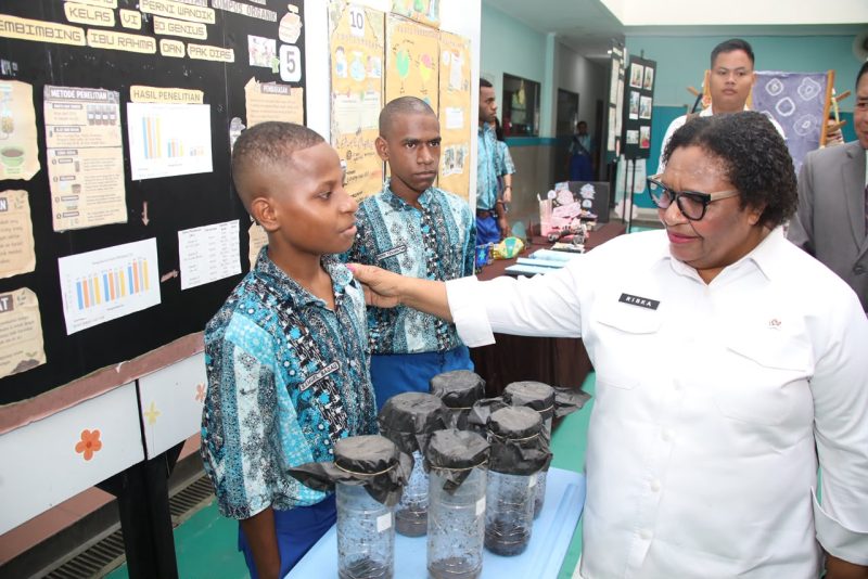 Keterangan Foto : Wakil Menteri Dalam Negeri (Wamendagri) Ribka Haluk memberikan semangat kepada putra-putri Papua di Sekolah GenIUs