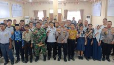 Keterangan Foto : Kapolsek Medan Labuhan AKP D. Raja Putra Napitupulu, S.I.K., M.M., bersama Camat Medan Labuhan dan Danramil saat menggelar rapat koordinasi Forkopimcam.