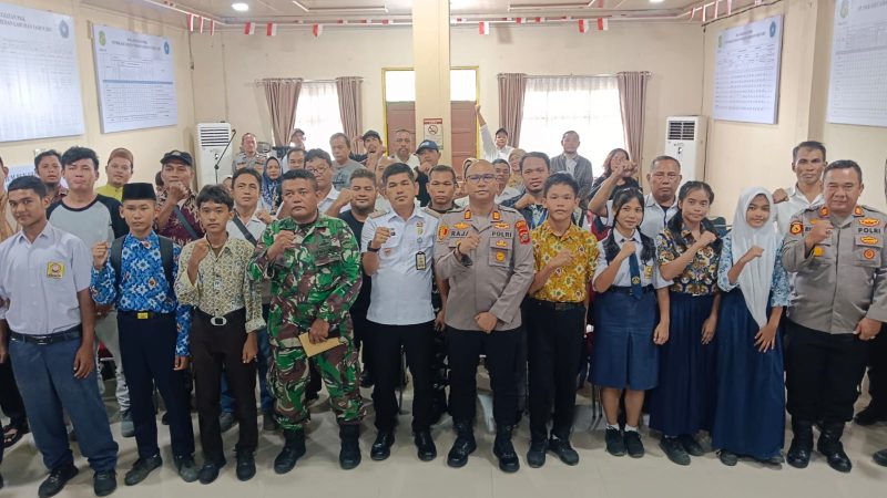 Keterangan Foto : Kapolsek Medan Labuhan AKP D. Raja Putra Napitupulu, S.I.K., M.M., bersama Camat Medan Labuhan dan Danramil saat menggelar rapat koordinasi Forkopimcam.